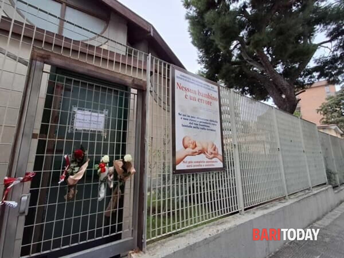Neonato trovato morto nella culla termica a Bari: il parroco non risponde agli inquirenti - Bari