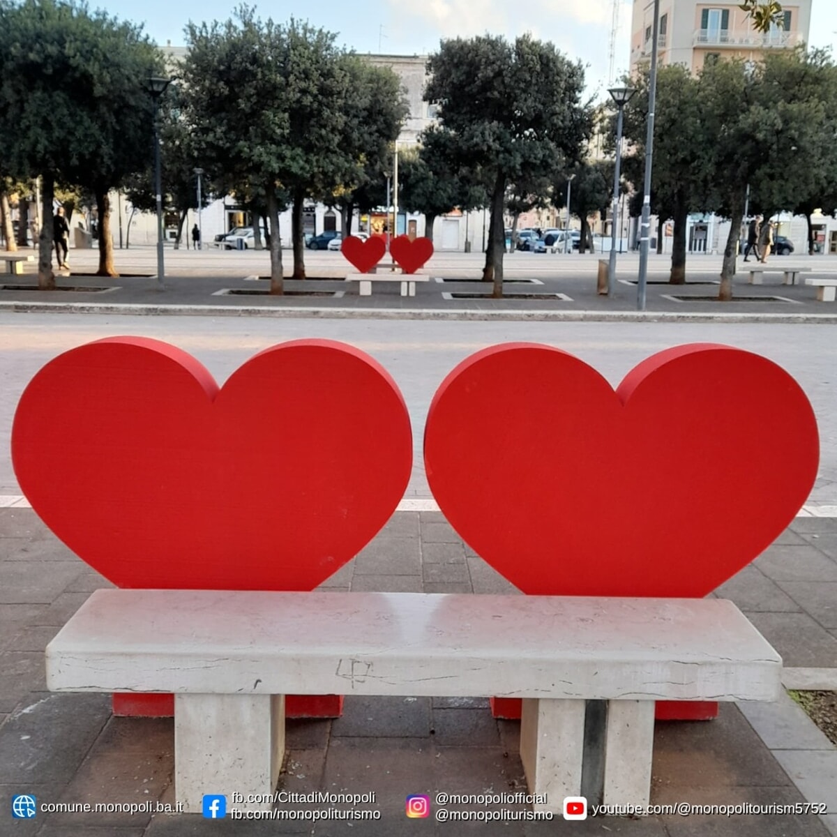 Immagine del post 1642 - Bari Danneggiati i cuori di San Valentino in piazza a Monopoli: "Ai responsabili consigliamo un abbraccio" - Bari