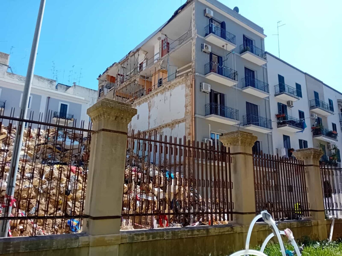 Immagine del post 5474 - Bari Palazzina crollata a Carrassi, nuove analisi Arpa: "Nessuna traccia di amianto nella zona" - Bari