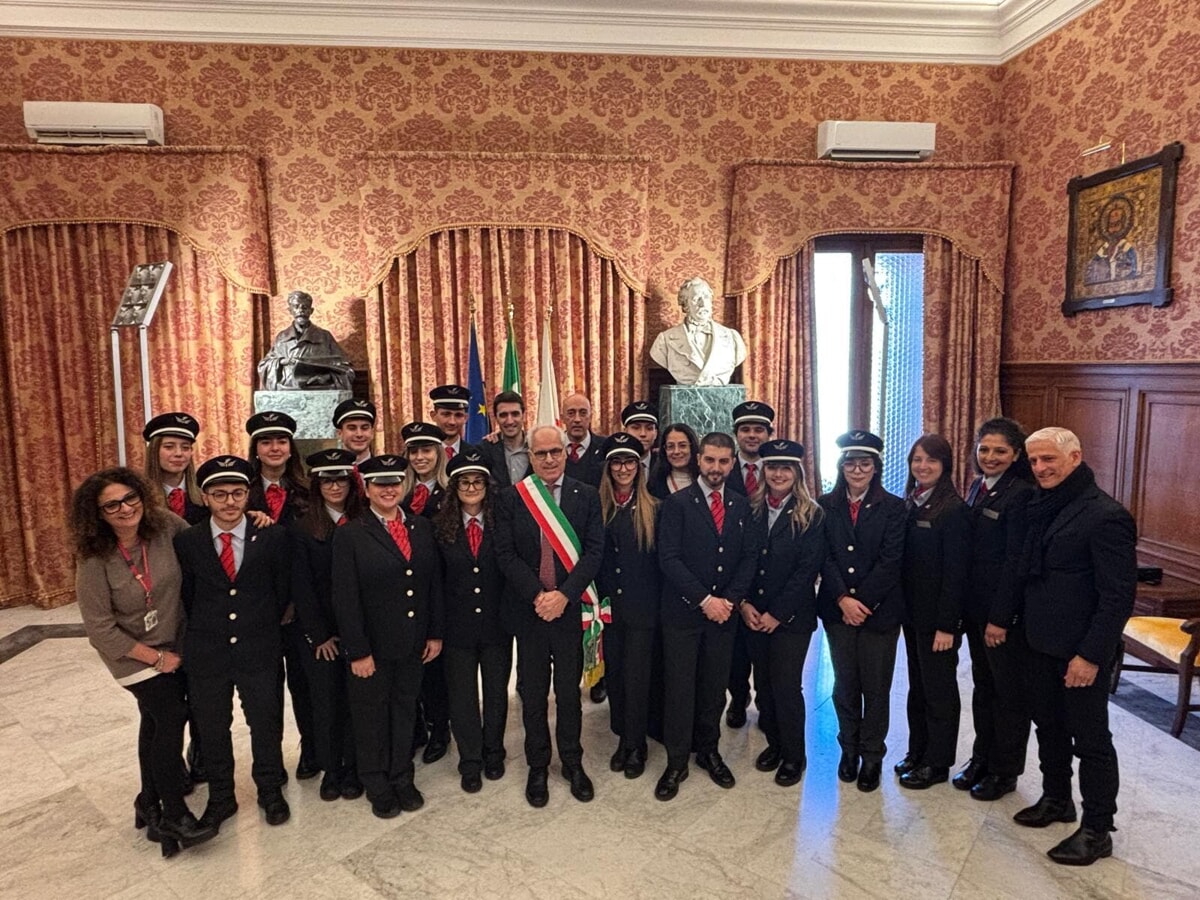 Otto capitreno e quattro operatori di assistenza: cerimonia di giuramento in Comune a Bari per i nuovi addetti di Trenitalia - Bari