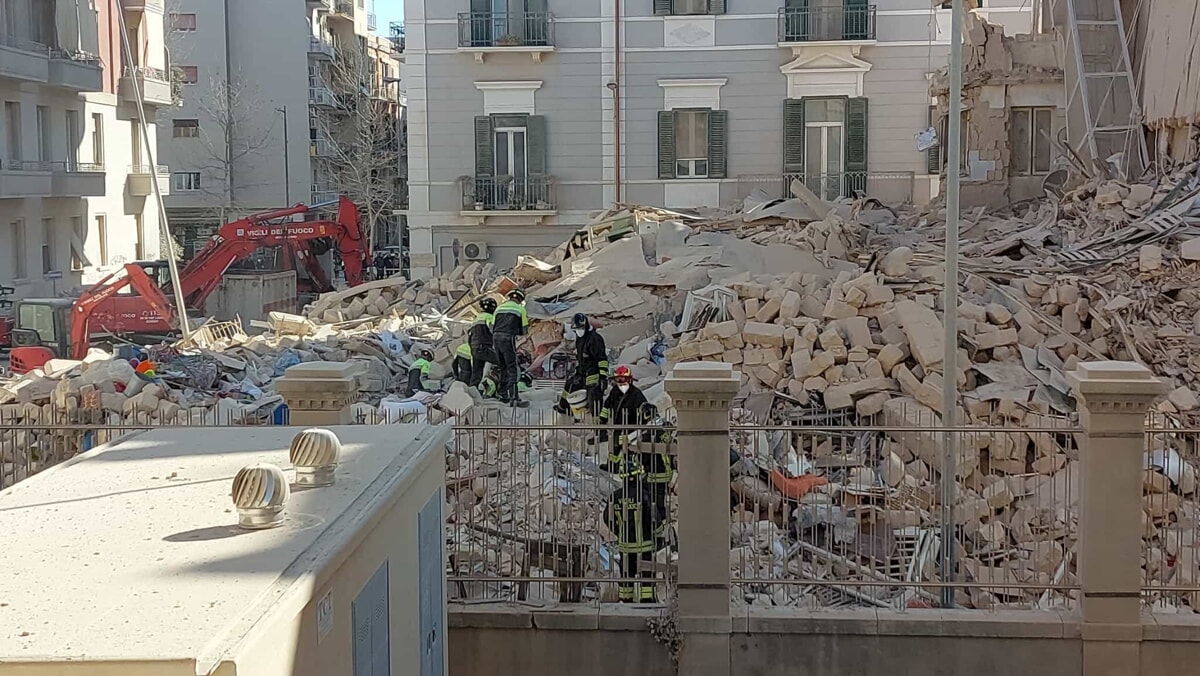 Palazzina crollata in via De Amicis, il monitoraggio Arpa: "Non ci sono fibre d'amianto nell'aria" - Bari