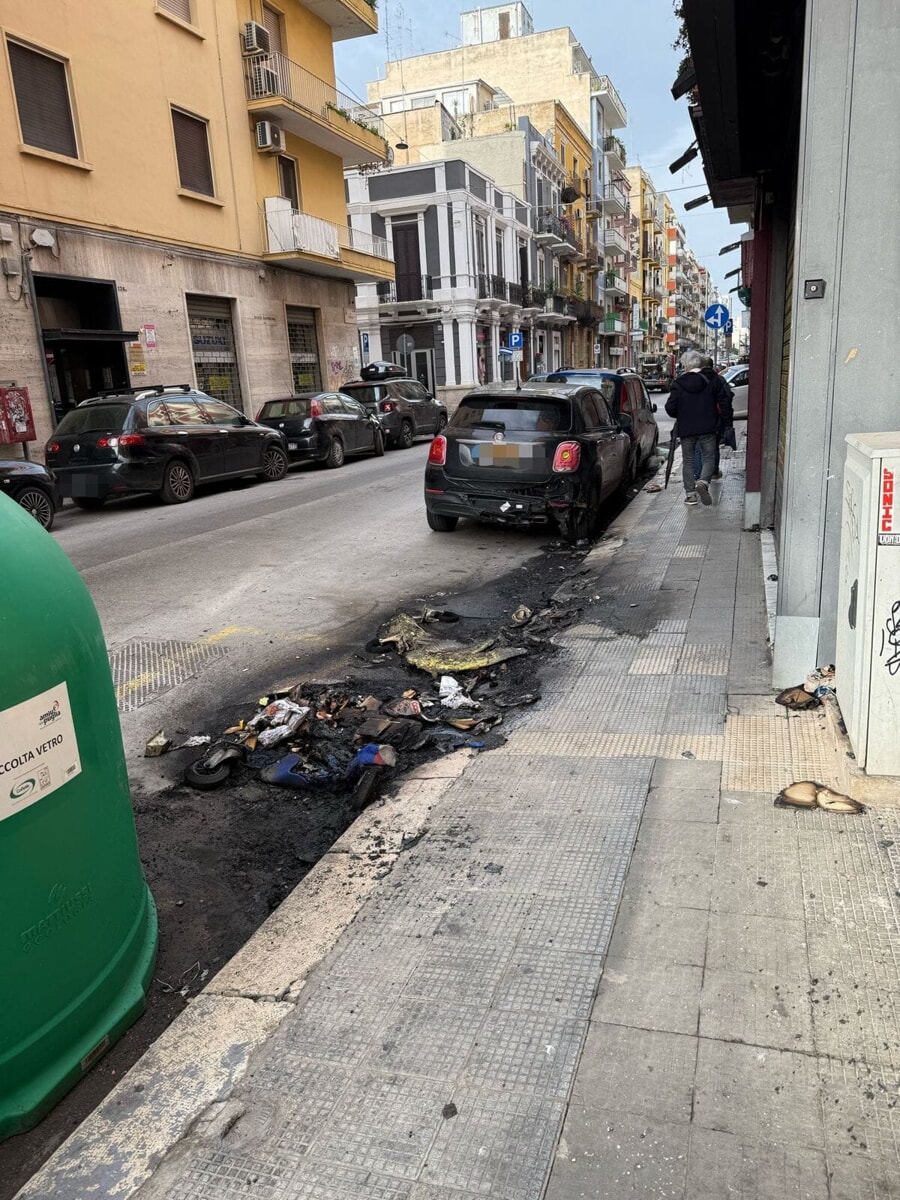 Immagine del post 3608 - Bari Vandali in azione al Libertà, altri cassonetti dato alle fiamme: brucia anche un'auto - Bari