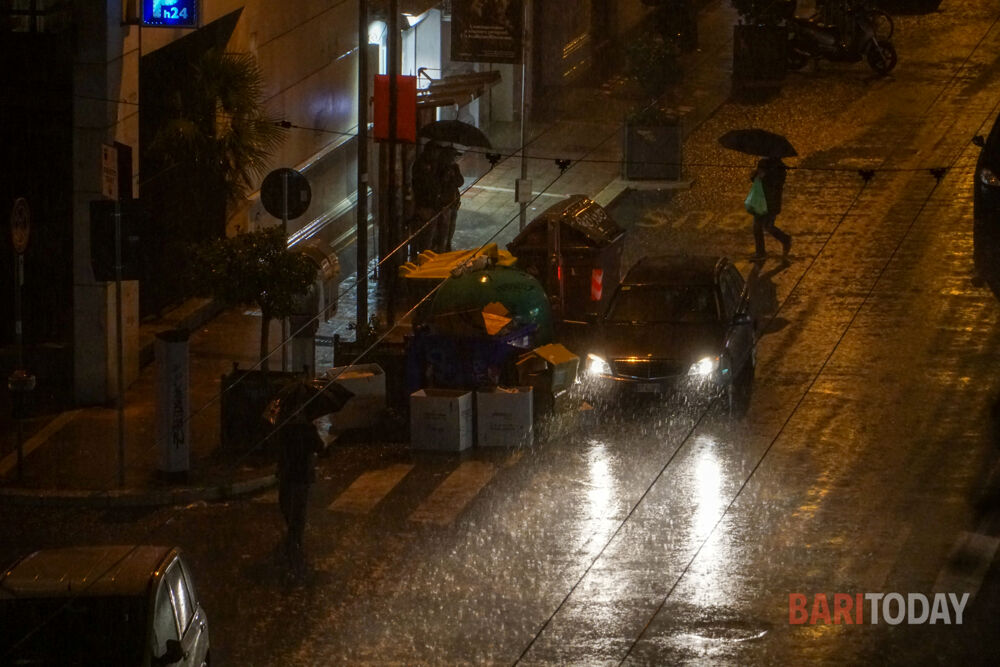 Puglia nella morsa del maltempo: allerta meteo prolungata fino alla mezzanotte di lunedì - Bari
