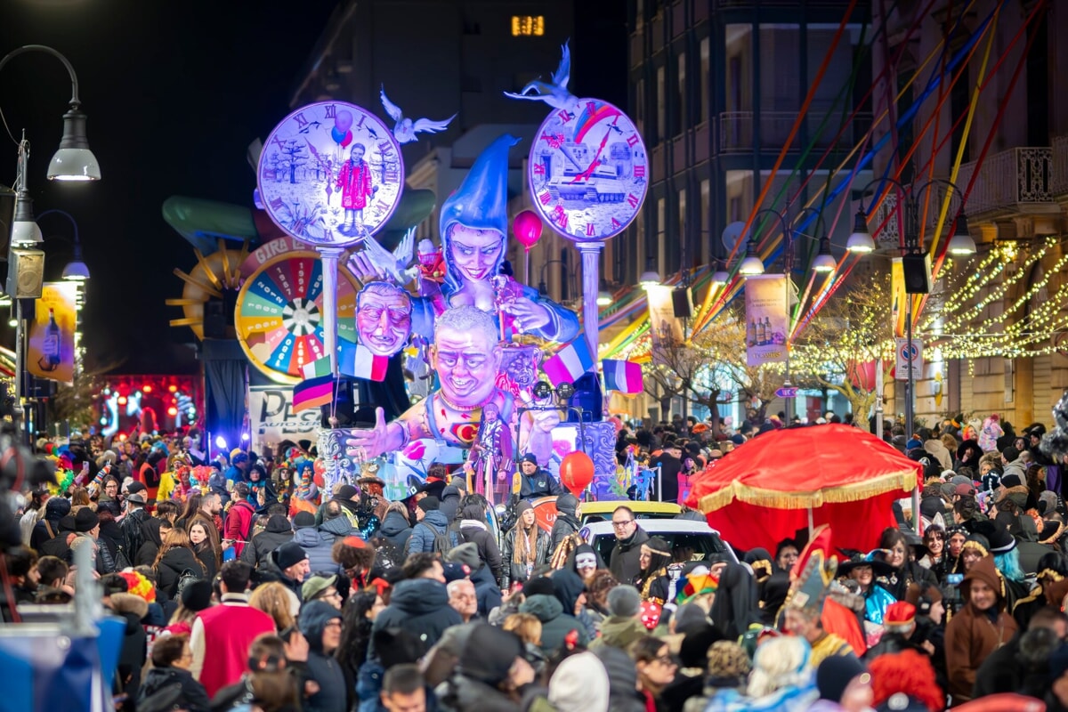 Immagine del post 1849 - Bari A Putignano tornano i giganti di cartapesta: grande attesa per la prima sfilata di Carnevale e 'Le Vibrazioni' in concerto - Bari