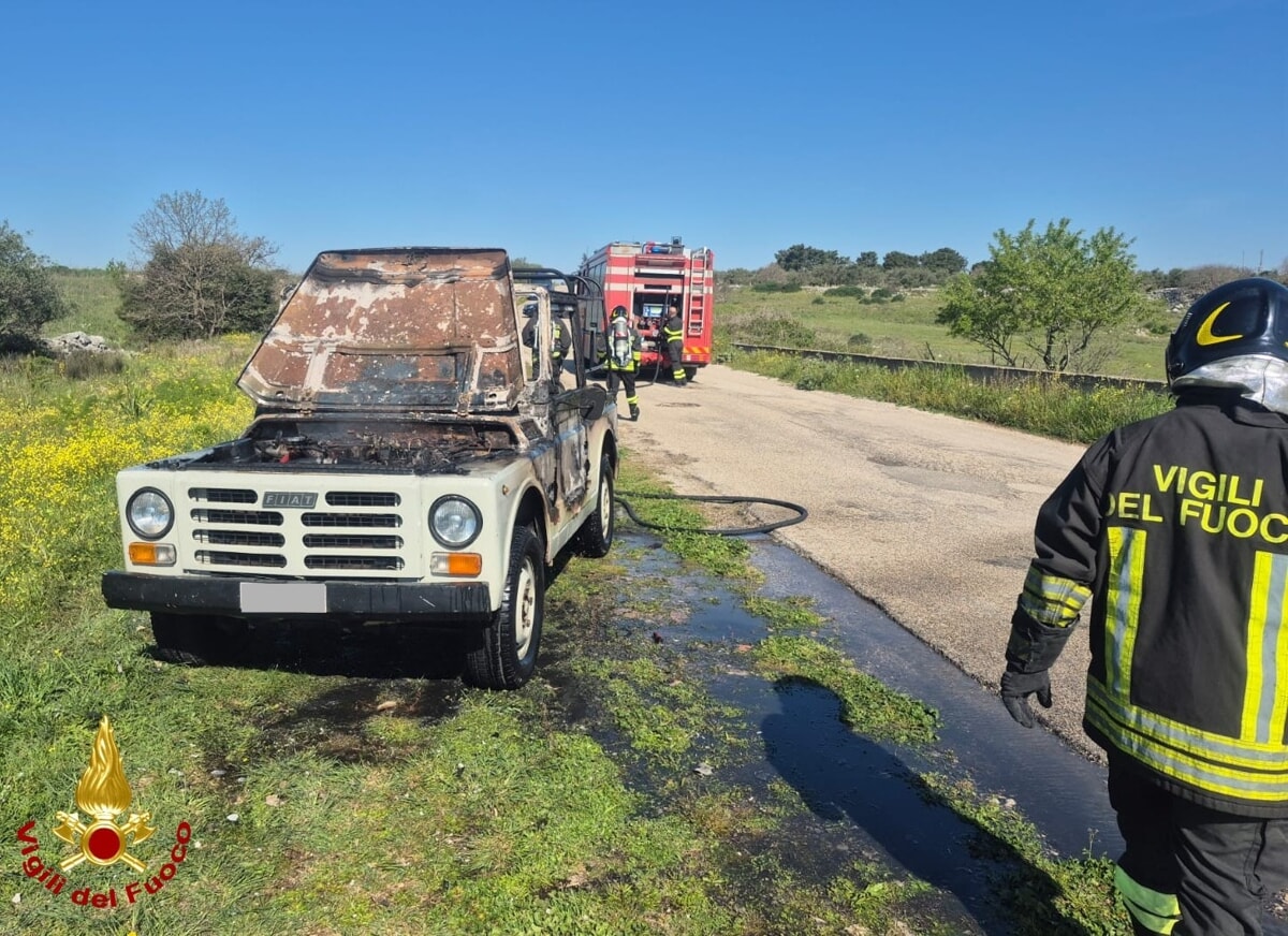 Immagine del post 5734 - Bari Auto in fiamme sulla Provinciale 79 a Cassano, i vigili del fuoco spengono il rogo - Bari