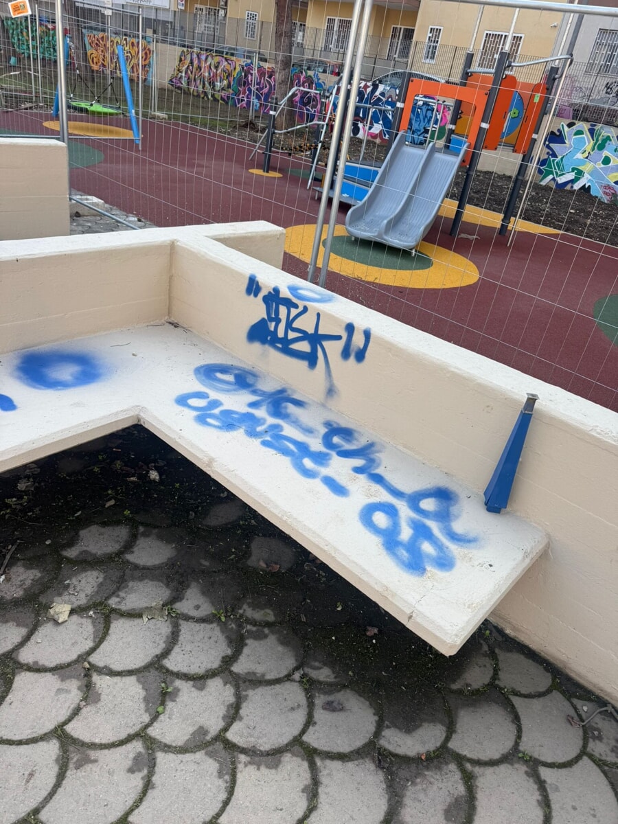 Immagine del post 1952 - Bari Arredi esterni imbrattati e recinzioni divelte, il giardino degli Aquiloni vandalizzato a un giorno dalla riapertura - Bari