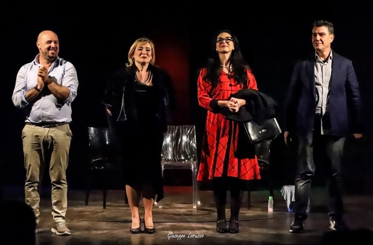 Lo spettacolo “Tre sull’altalena” in scena all'Auditorium “Luigi Angiuli” di Adelfia - Bari
