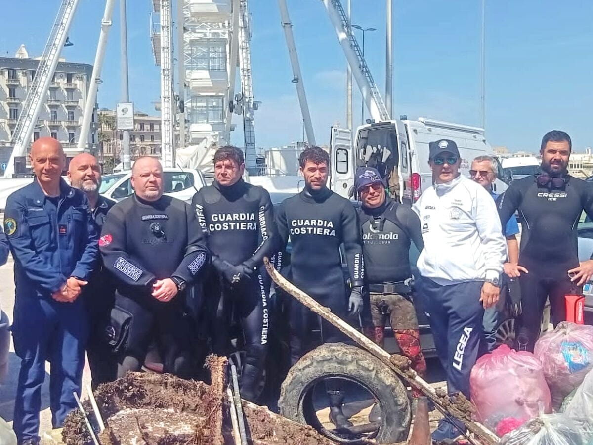 Immagine del post 5753 - Bari Volontari sul lungomare di Bari: ripuliti marciapiedi e fondale: "Raccolti più di 600 kg di rifiuti" - Bari