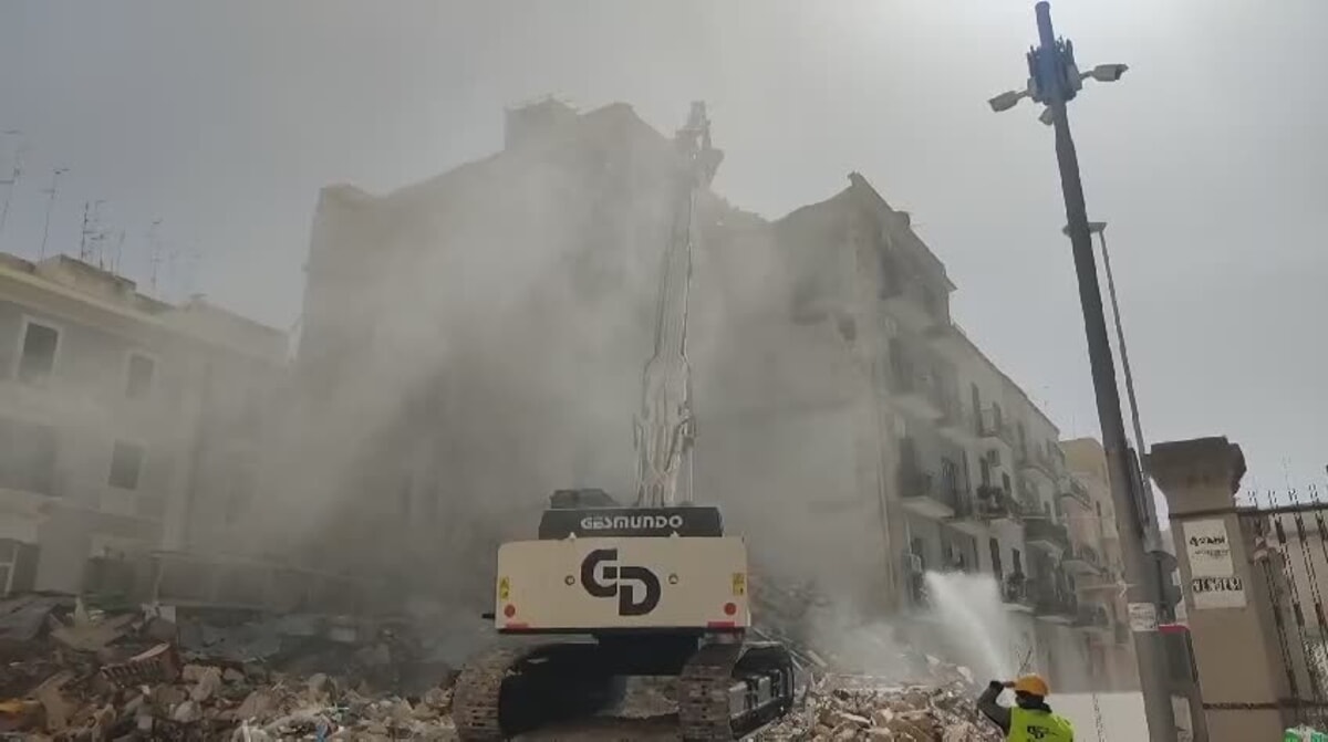 Proseguono le demolizioni della palazzina crollata in via De Amicis: in azione il pinzone meccanico - Bari