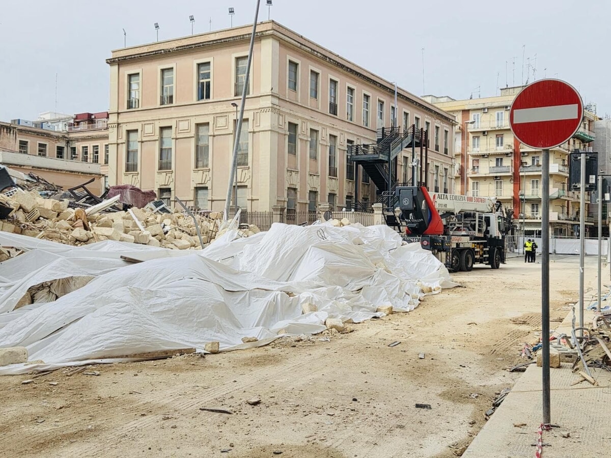 Immagine del post 4720 - Bari Crollo palazzina in via De Amicis, analizzato il frammento contenente amianto: "Non in grado di produrre dispersione" - Bari