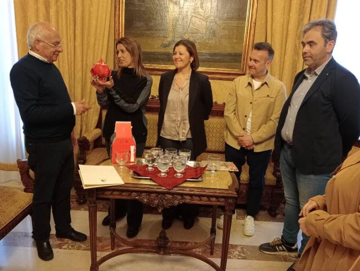 Immagine del post 5846 - Bari Il sindaco di Foglianise e la sua giunta in visita a Bari: "Comunità unite nel ricordo del giovane Antonio" - Bari