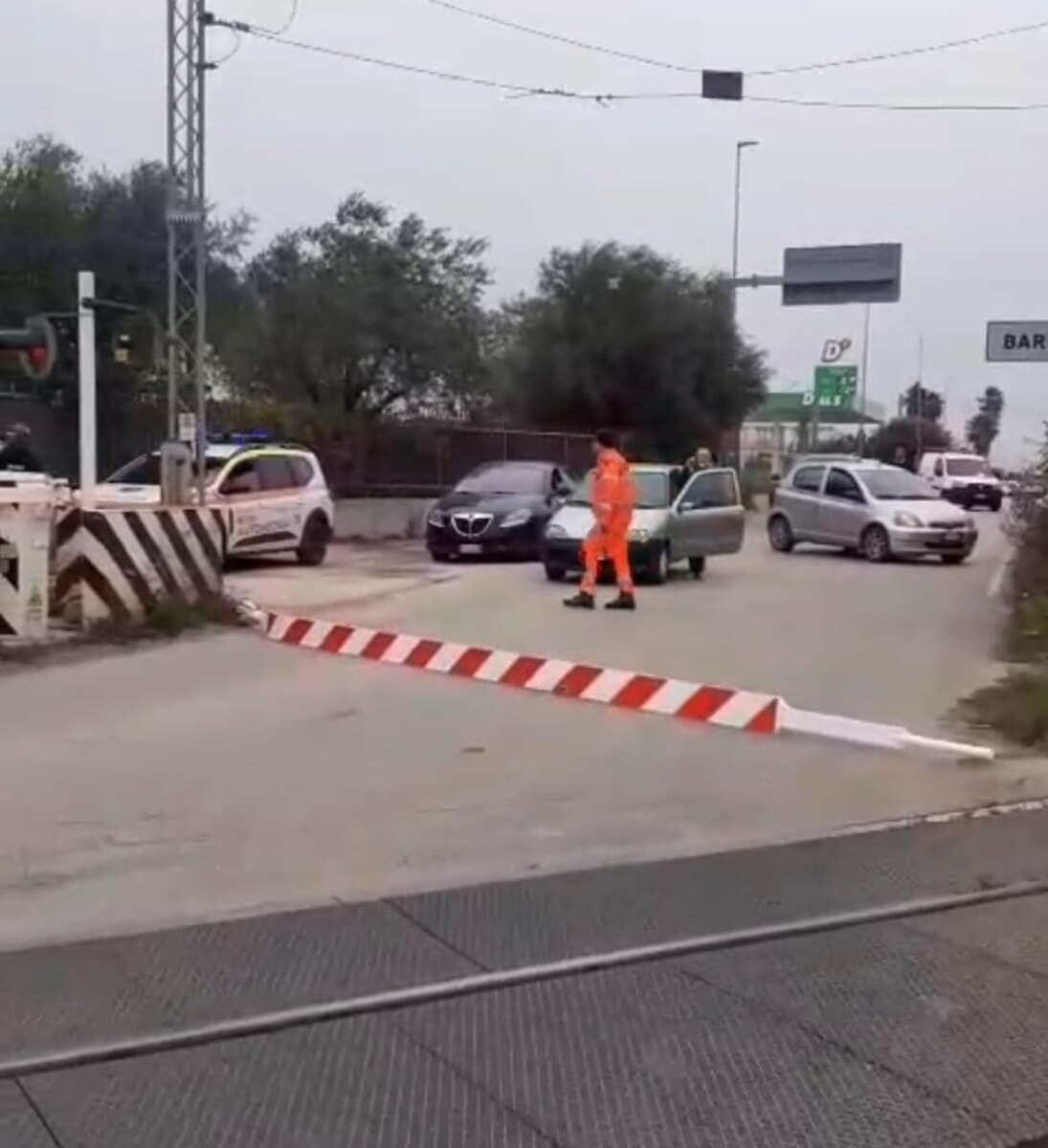 Immagine del post 5817 - Bari Auto ad alta velocità abbatte le barriere del passaggio a livello tra Ceglie e Valenzano: treni fermi sulla linea - Bari
