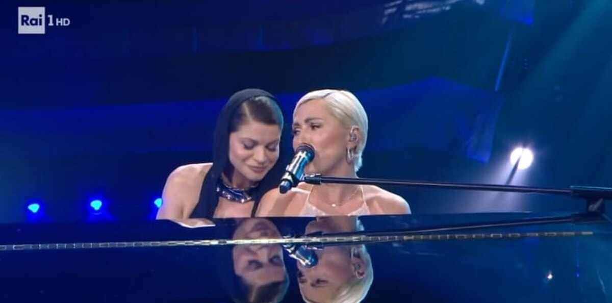 Serena Brancale sul palco con Alessandra Amoroso per la serata delle cover: il duetto incanta l'Ariston - Bari