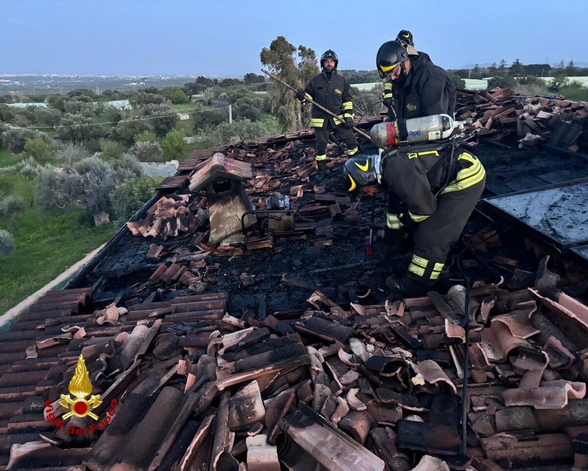 Sottotetto di un'abitazione a fuoco nel Barese: fiamme domate da quattro squadre di vigili del fuoco - Bari