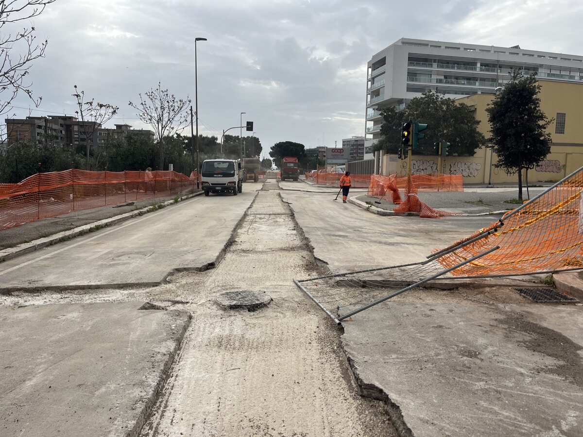 Immagine del post 5867 - Bari Lavori su via Gentile, operai in azione per il ripristino dell'asfalto - Bari
