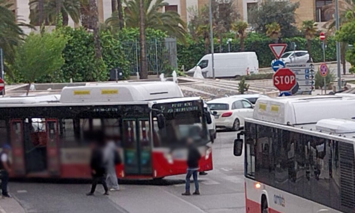 Immagine del post 5906 - Bari Incidente tra bus e monopattino nelle vicinanze del Policlinico: un ferito - Bari