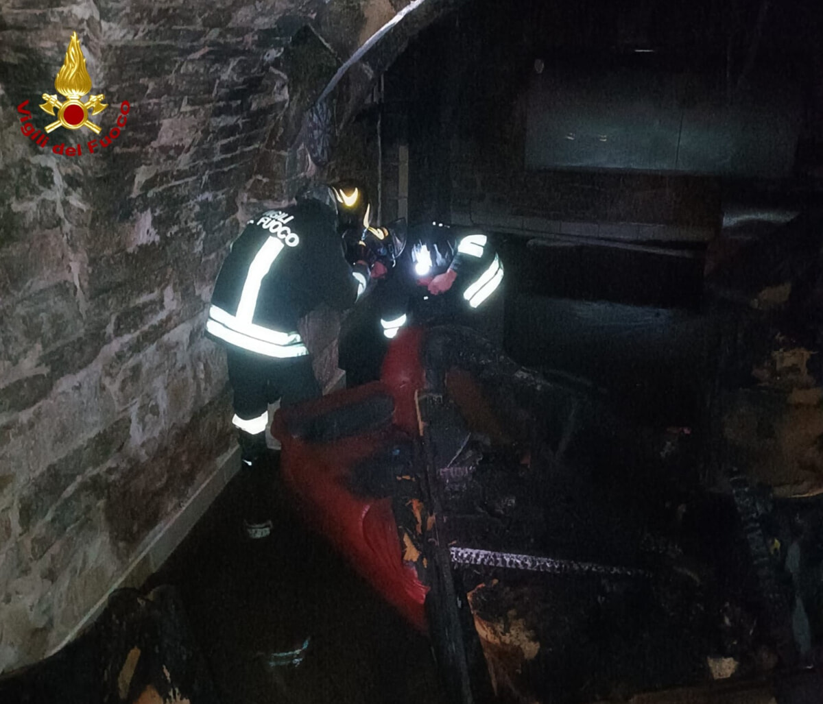 Immagine del post 2109 - Bari Fiamme in un sottano adibito a deposito: rogo domato dai vigili del fuoco - Bari