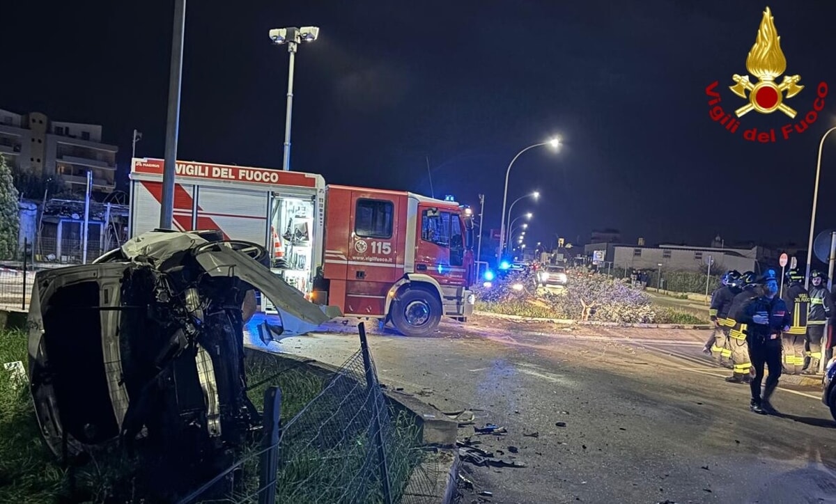Immagine del post 3974 - Bari Auto fuori strada alla rotatoria: conducente ferito - Bari