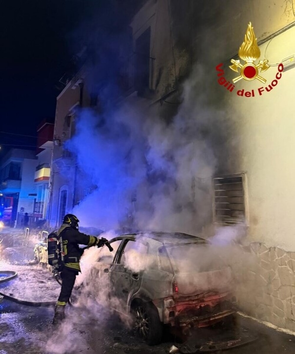 Immagine del post 3967 - Bari A fuoco due auto parcheggiate in strada, incendio nella notte ad Adelfia: danneggiata abitazione - Bari