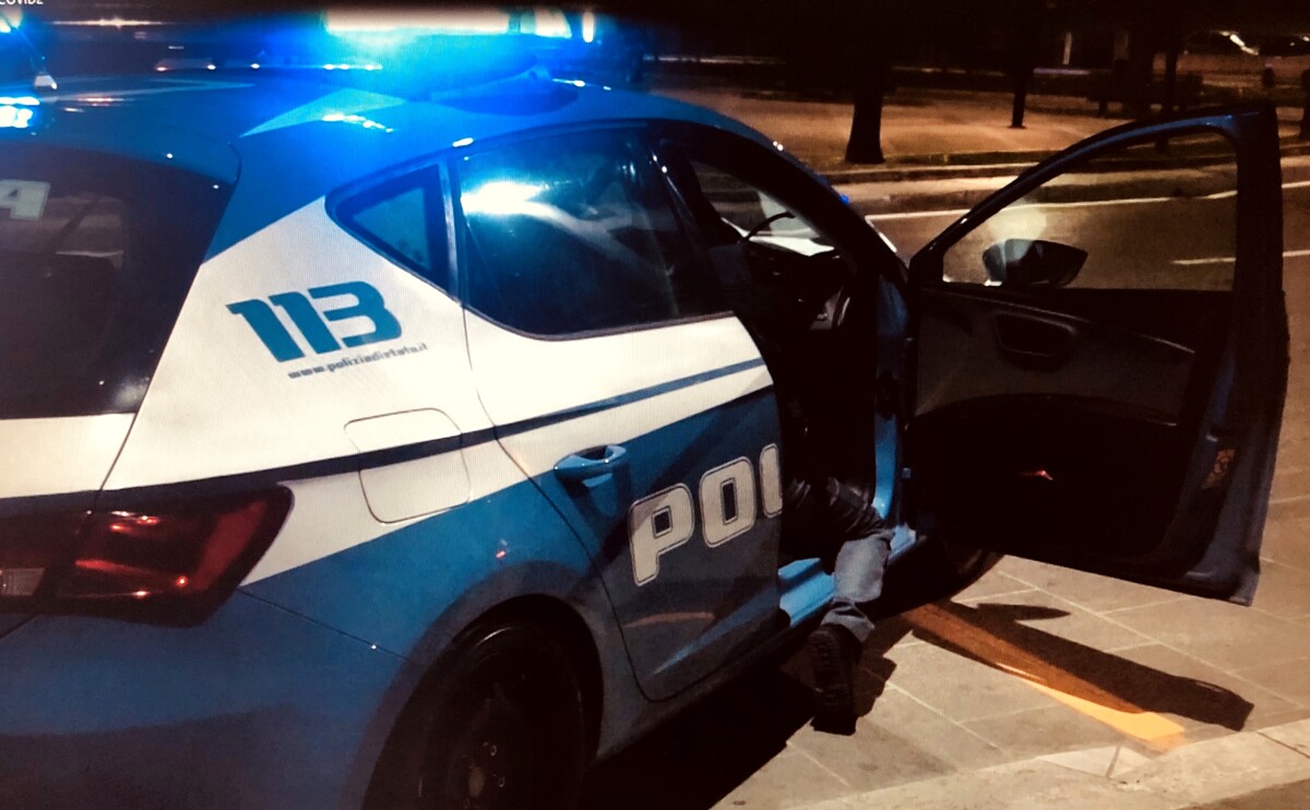 Immagine del post 3983 - Bari Non si fermano all'alt della polizia e tentano fuga in scooter, poi finiscono contro un'auto: due giovani arrestati in centro - Bari