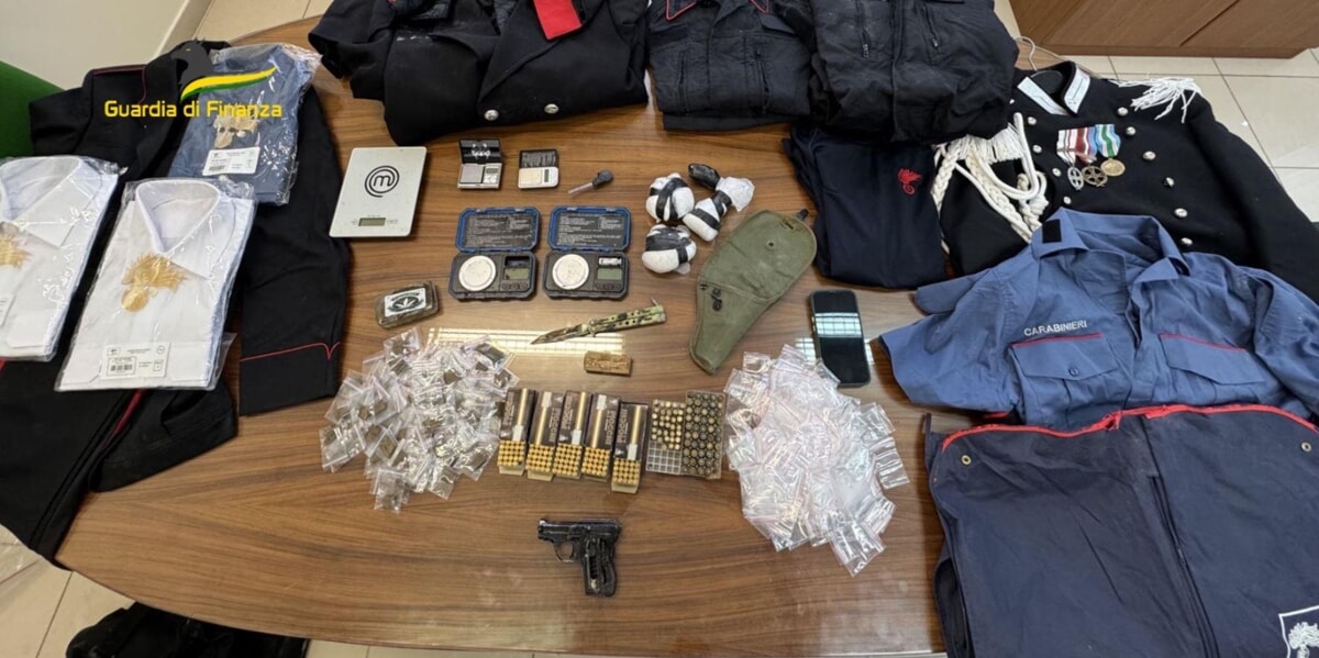 Armi, droga e divise dei carabinieri rubate: arrestato 21enne a Molfetta - Bari