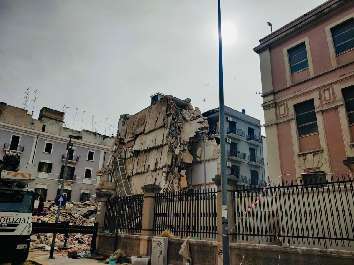Palazzina crollata, le operazioni in via De Amicis: primi interventi sulla palazzina confinante - Bari