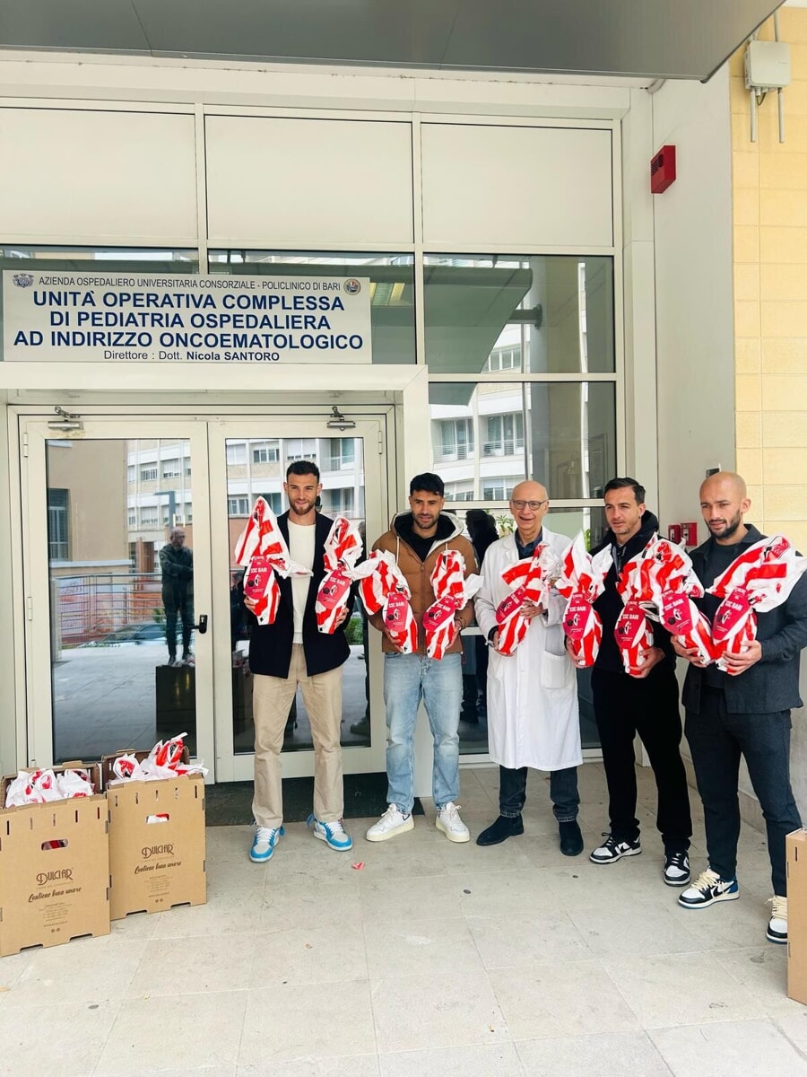 I giocatori del Bari in visita dai bimbi del Policlinico: donate uova di Pasqua - Bari