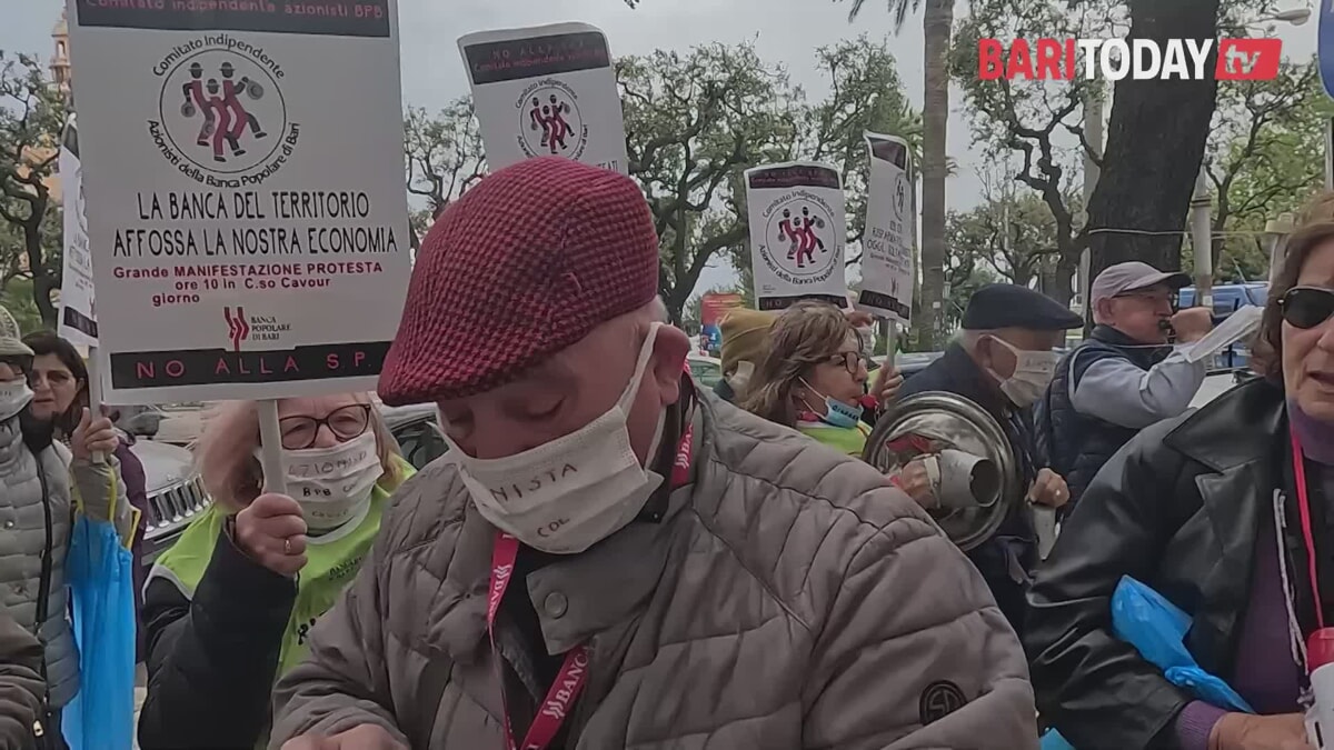 Protestano (con le mascherine) gli azionisti dell'ex Banca Popolare di Bari: "Assemblea ancora a distanza, è tornato il Covid" - Bari