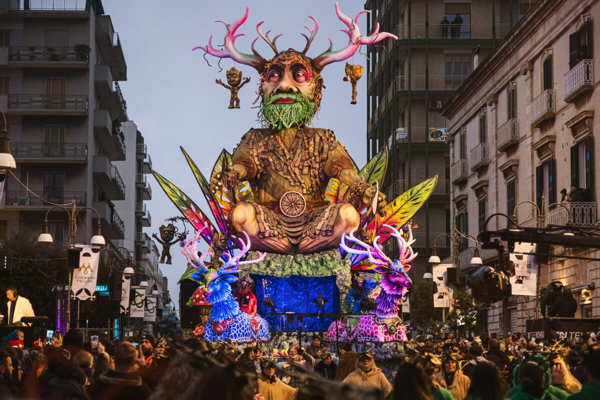 Immagine del post 2192 - Bari Carnevale di Putignano 2025: dal giovedì delle donne sposate, alla seconda Sfilata dei Carri e dei Sapori - Bari