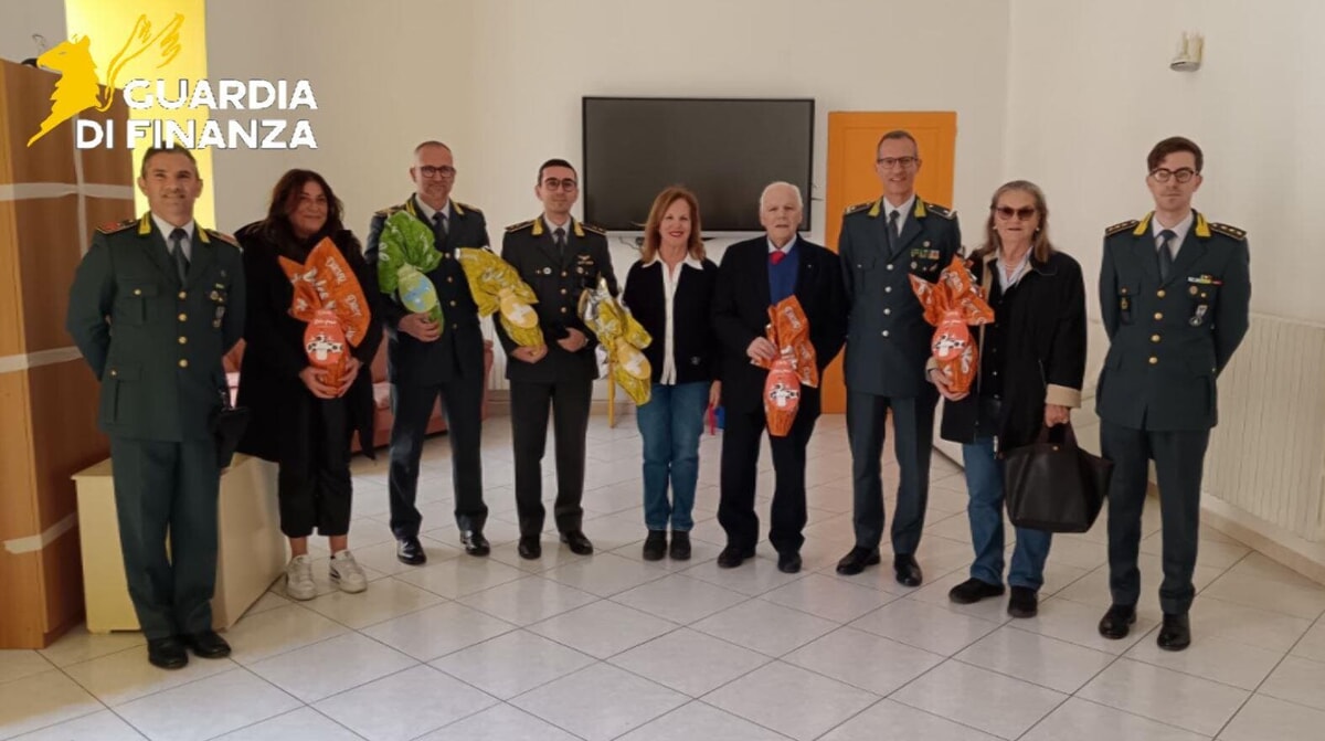 Immagine del post 6095 - Bari Uova di Pasqua ai bambini della Fondazione De Bellis: il dono della guardia di finanza alla onlus di Castellana - Bari
