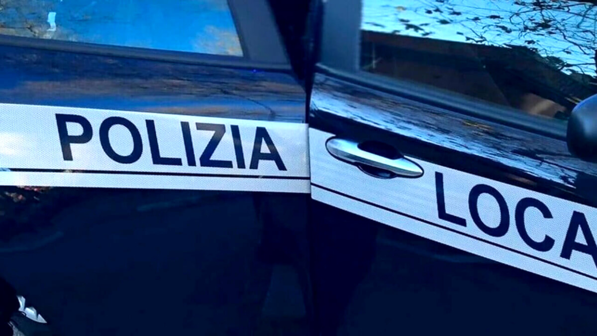 Vandali in azione a Terlizzi: pneumatici tagliati all'auto di un agente di polizia locale - Bari
