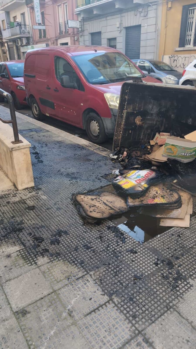 Il Libertà brucia ancora: altri cassonetti dati alle fiamme, residenti esasperati - Bari
