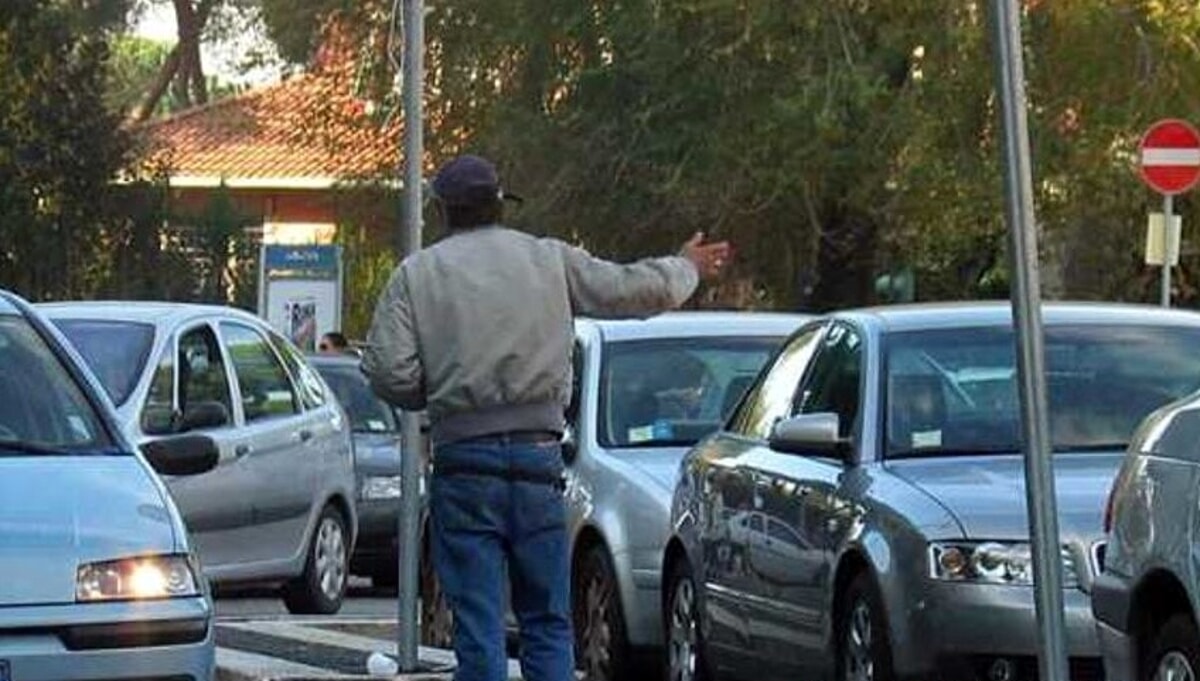 Immagine del post 4315 - Bari Stretta contro parcheggiatori abusivi, ubriachi e venditori non autorizzati: dal Comune un nuovo regolamento - Bari