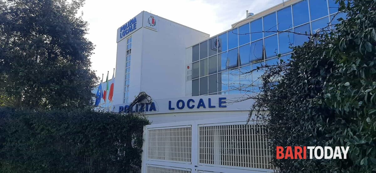 "Ebbe contatti con persone legate a criminalità", vigilessa sospesa dal servizio per tre mesi a Bari - Bari