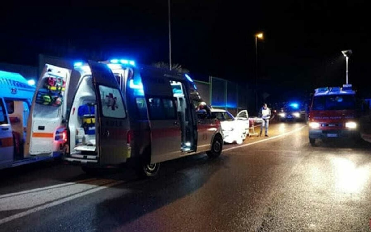 Contromano sulla statale 16: scontro frontale auto-furgone nella notte, conducenti in prognosi riservata - Bari