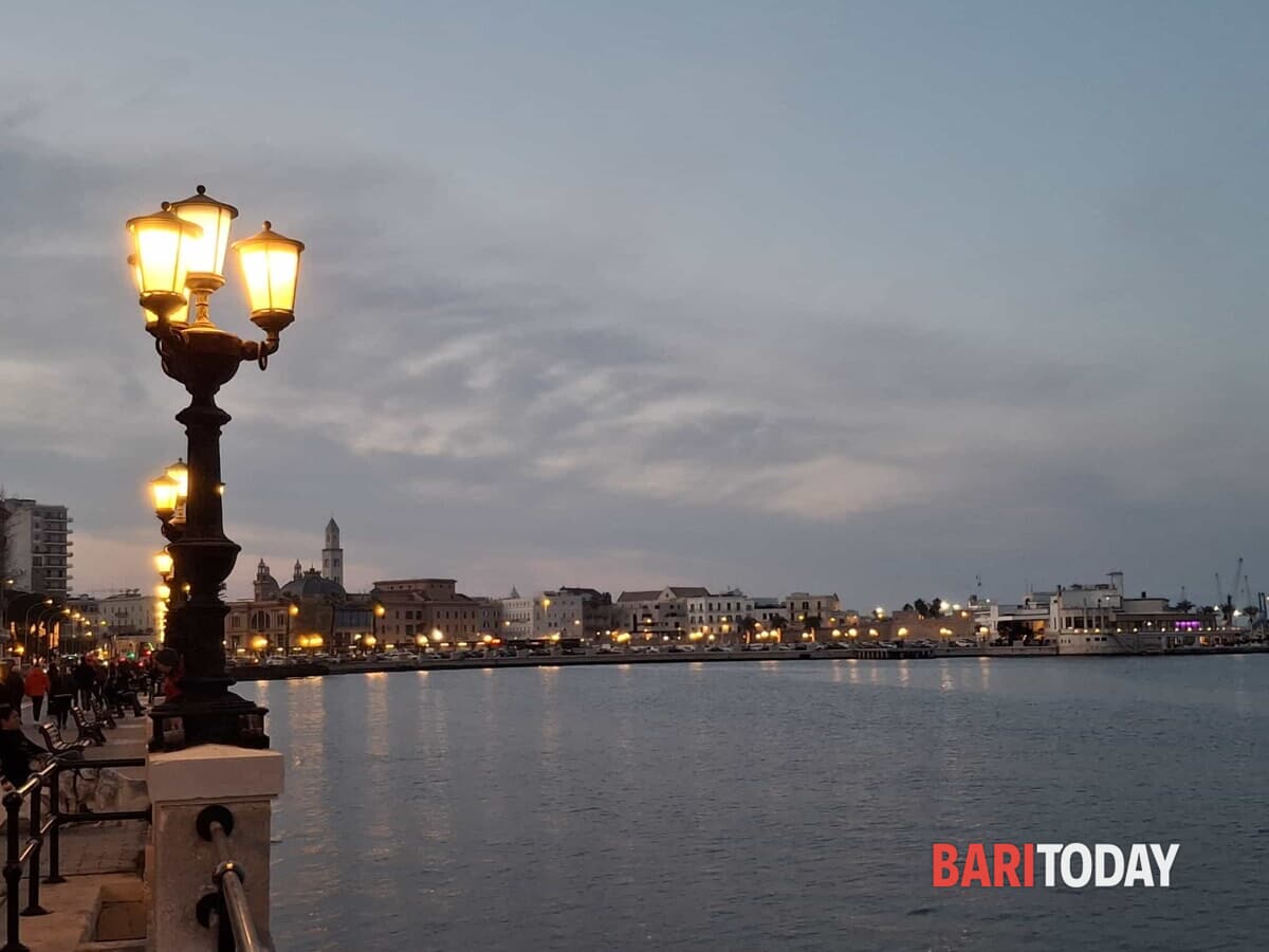 Immagine del post 4361 - Bari Earth Hour 2025, Bari aderisce anche quest’anno: lampioni del lungomare spenti per un'ora - Bari