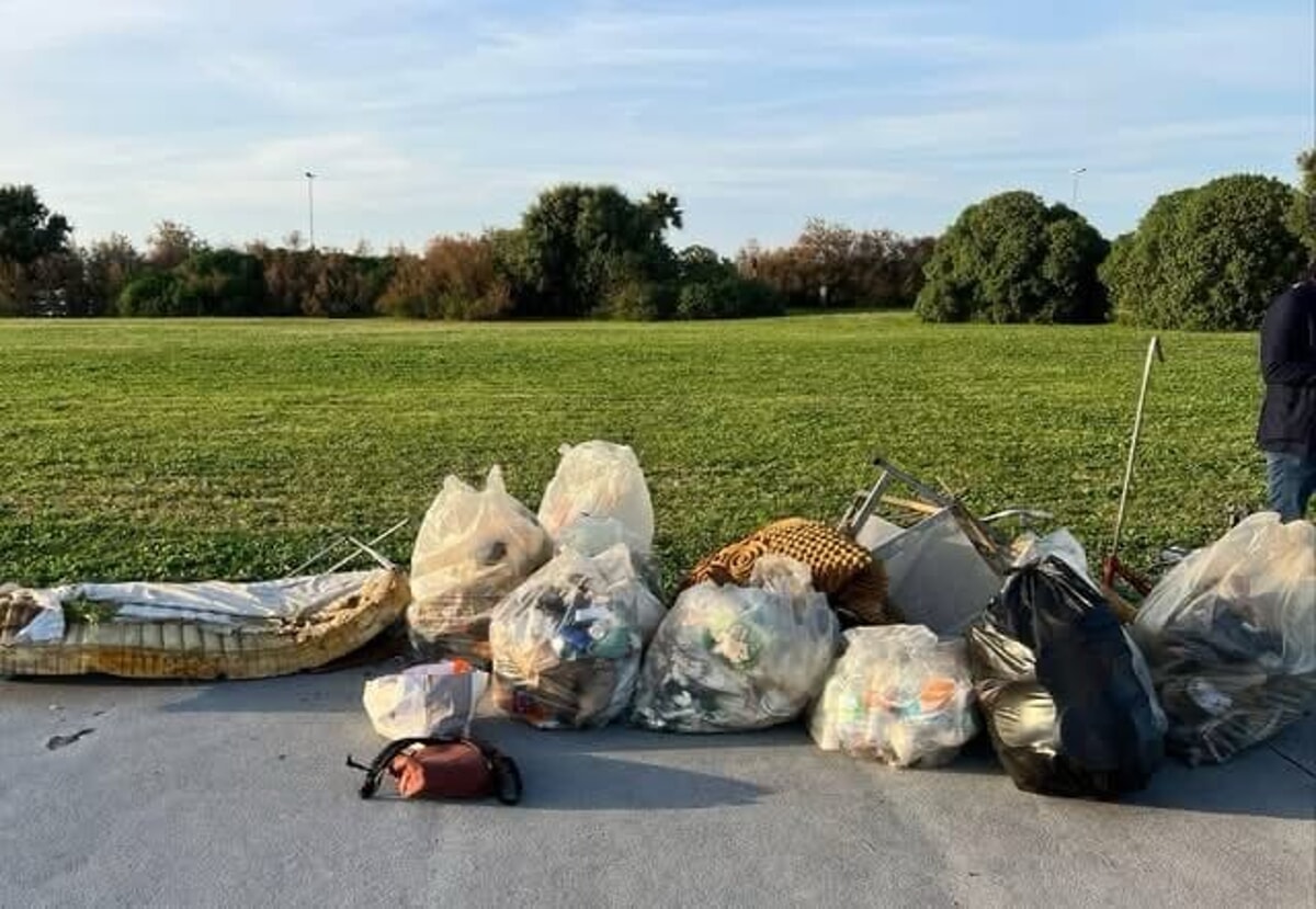Immagine del post 6334 - Bari Volontari in azione per ripulire parco Perotti: raccolte 20 buste di rifiuti - Bari