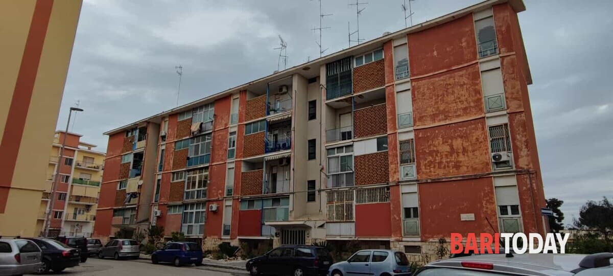 Calcinacci, umidità e pareti scrostate, viaggio nelle case popolari che cadono a pezzi - Bari
