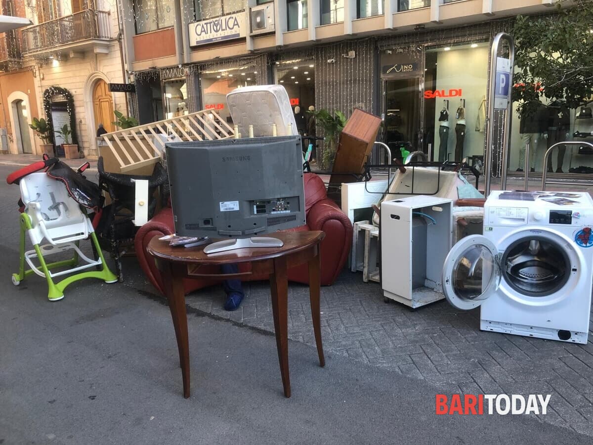 Lotta agli sporcaccioni, i risultati della campagna Amiu per il ritiro degli ingombranti: "Crescono prenotazioni" - Bari