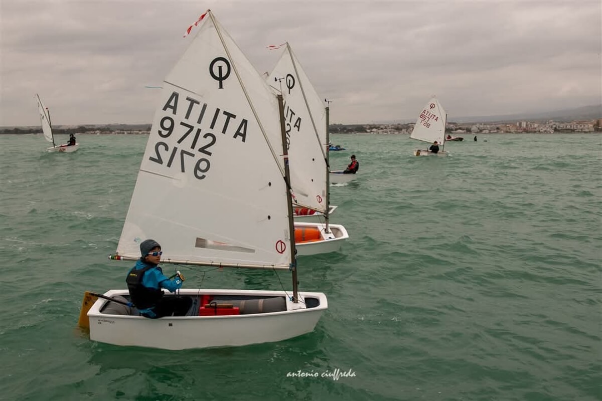 Immagine del post 4547 - Bari Circolo Della Vela Bari, podio completo in Div A alla Terza tappa dello Zonale Optimist sul Gargano - Bari