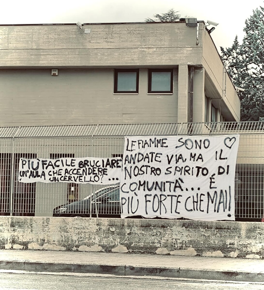 Immagine del post 2708 - Bari Raid incendiario a scuola, a Rutigliano gli studenti sfilano in corteo: "Nostra comunità più forte che mai" - Bari