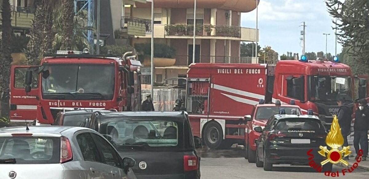 Vasto incendio in un magazzino a Ruvo di Puglia: evacuato un intero condominio - Bari