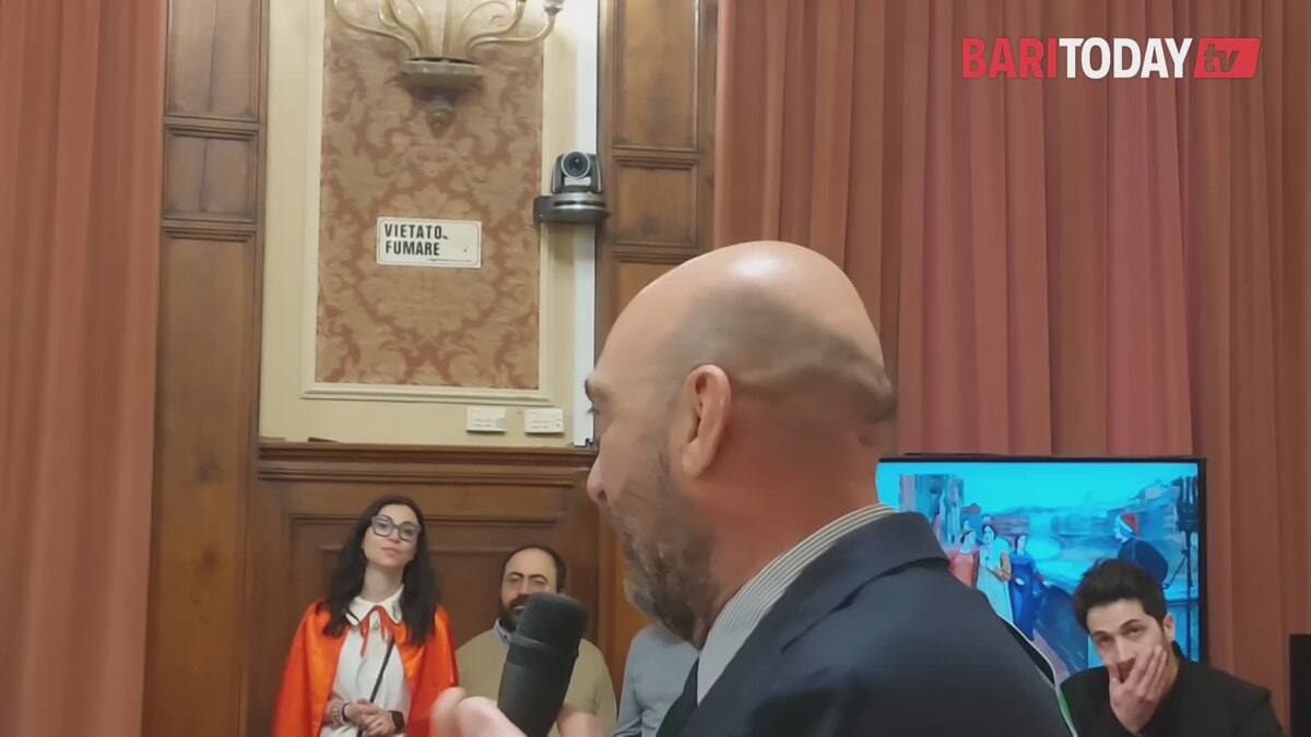 Immagine del post 4614 - Bari Studenti baresi celebrano Dante, i versi del poeta recitati in Comune: "Un maestro anche per il suo impegno civico" - Bari