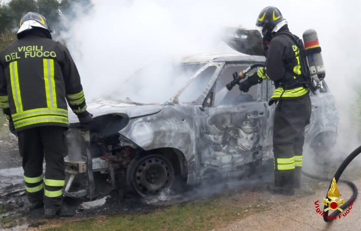 Immagine del post 2866 - Bari Fumo dal vano motore, auto prende fuoco sulla provinciale: in salvo conducente - Bari