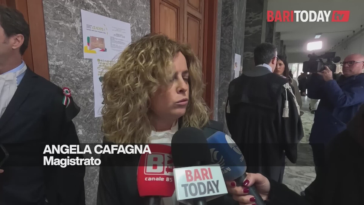Immagine del post 2833 - Bari Coccarde tricolori e Costituzione in mano, flash mob dei magistrati contro la separazione delle carriere: "Riforma antidemocratica" - Bari