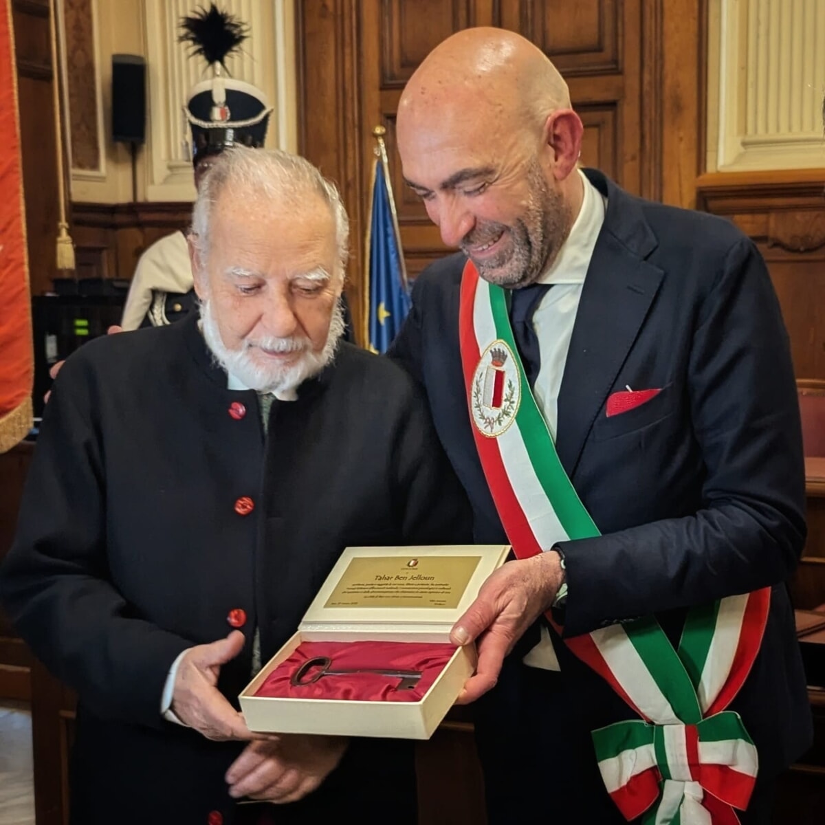 Immagine del post 4803 - Bari Allo scrittore franco-marocchino Tahar Ben Jelloun le chiavi della città: cerimonia in Comune - Bari