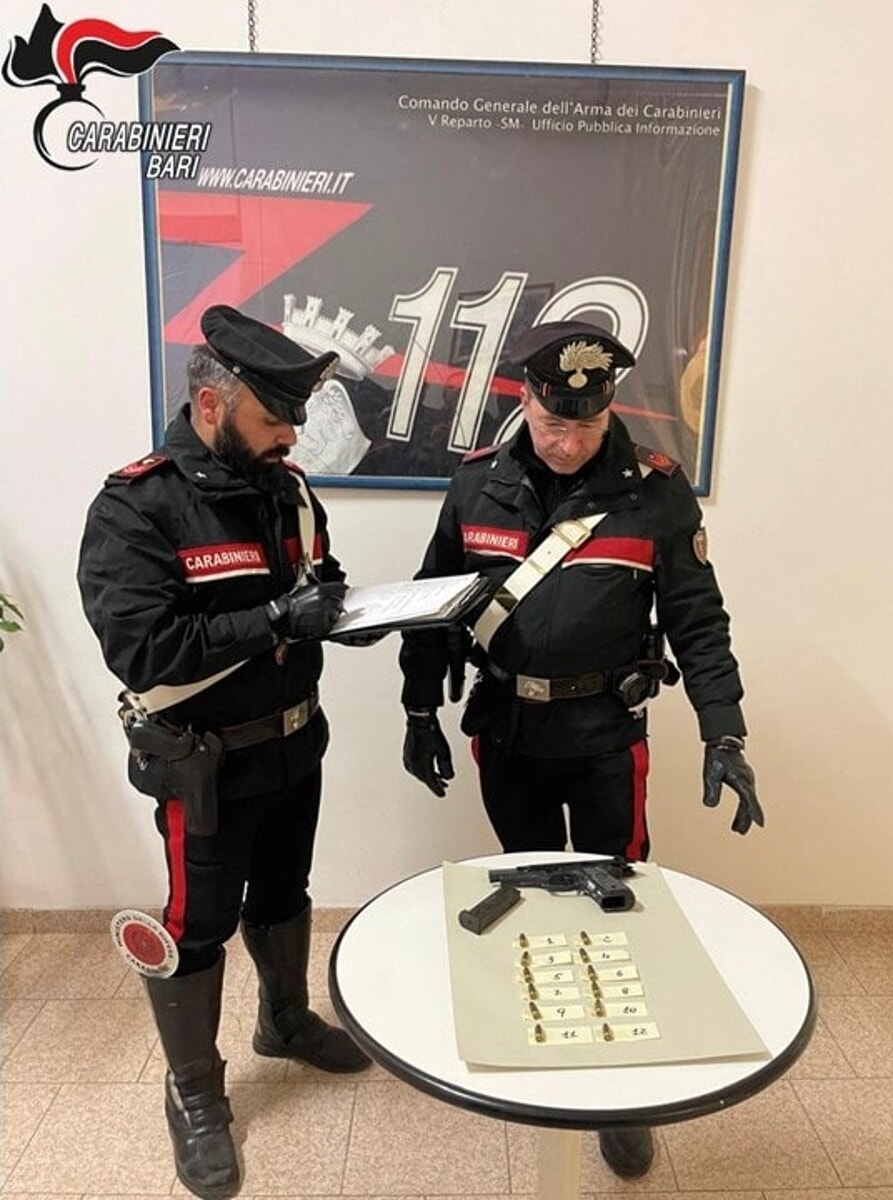 In un furgone con una pistola rubata alle forze dell'ordine e pronta all'uso: due arresti a Bari - Bari