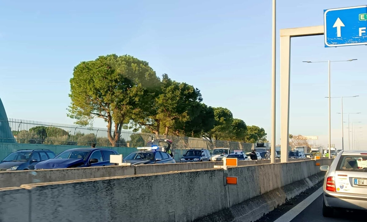 Immagine del post 2943 - Bari Tamponamento a catena sulla Statale 16 allo svincolo per Carbonara: code e rallentamenti - Bari