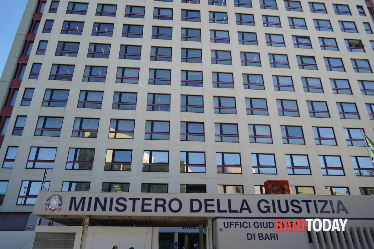 Immagine del post 1018 - Bari Tassista accoltellato a Bari, il processo inizia a marzo: due imputati a giudizio immediato - Bari