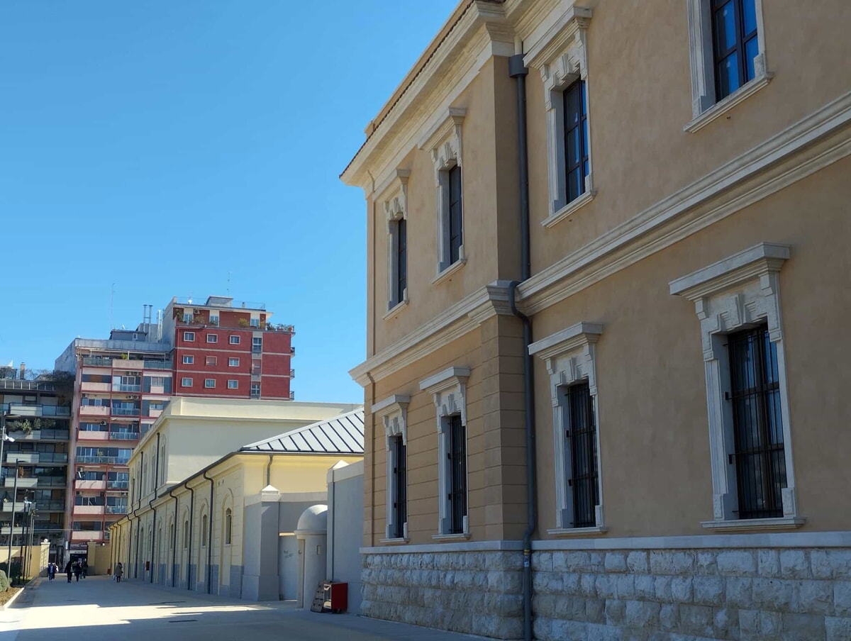 Immagine del post 2409 - Bari Il Polo Bibliotecario nell'ex Rossani: Giunta regionale dice sì a variazione di bilancio per finanziamento arredi - Bari